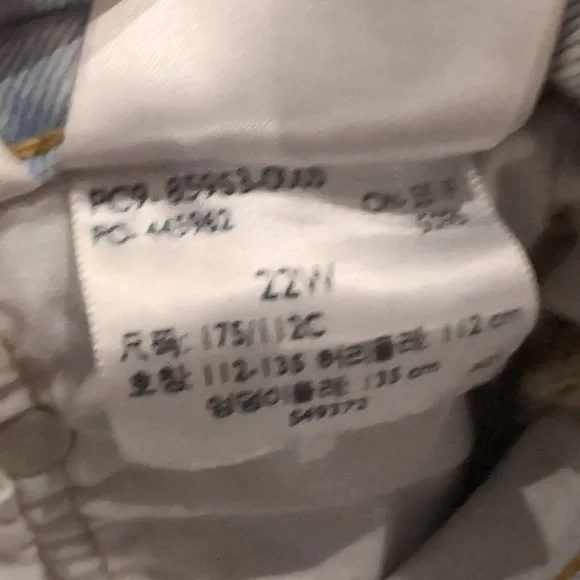 Distressed Levi's jean - Picture 9 of 9